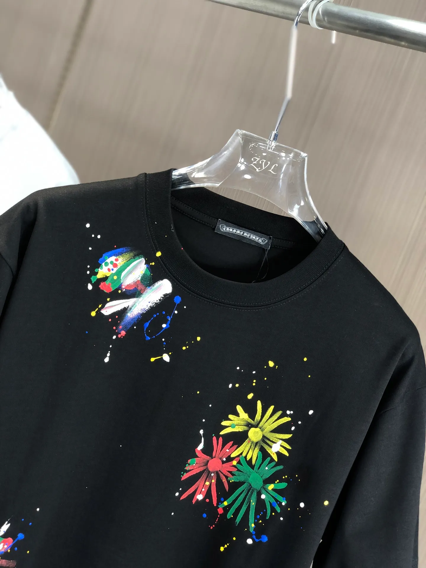 🅿️210 CH Cro 2025 spring and summer new round neck short sleeves. Large logo hand-painted technology uses high weight 320g double yarn combed cotton fabric. Slightly loose version. The fabric feels soft and thick. Same style for men and women. Color: black and white. Size: SMLXLXXL